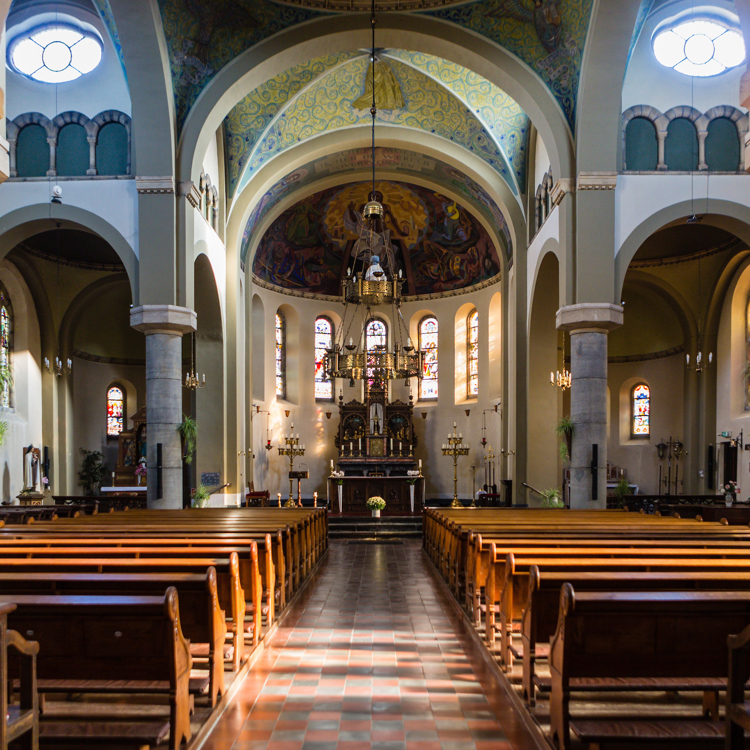 Kerkbanken en altaar van Sint Martinuskerk in Geulle aan de Maas