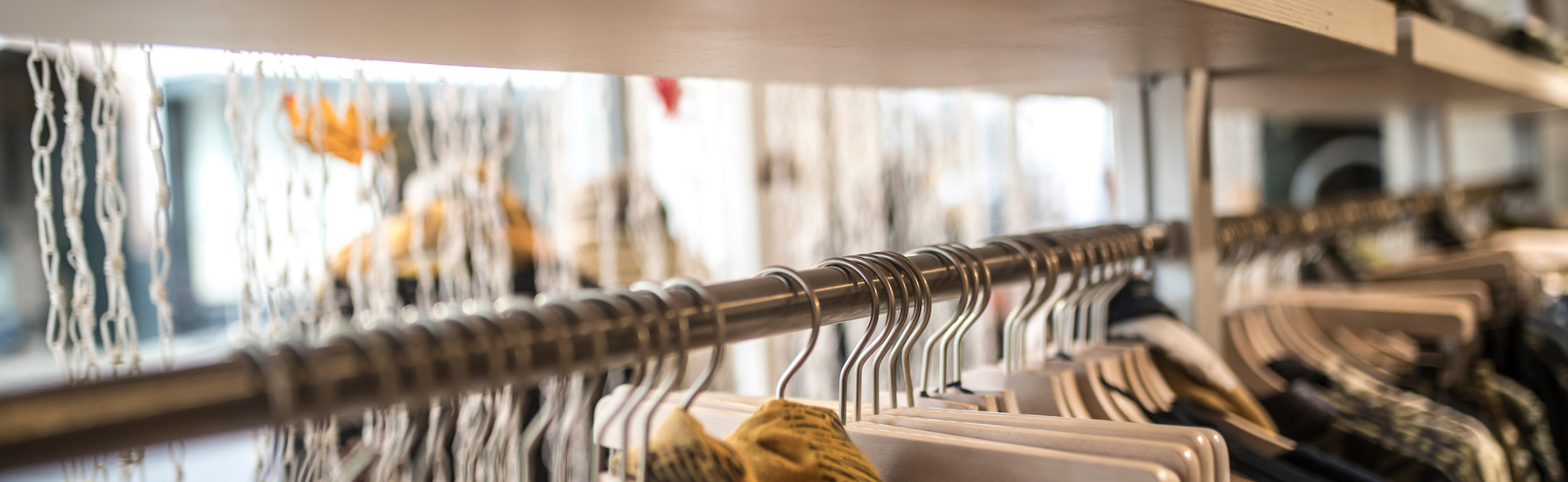 Een rek vol met kleding