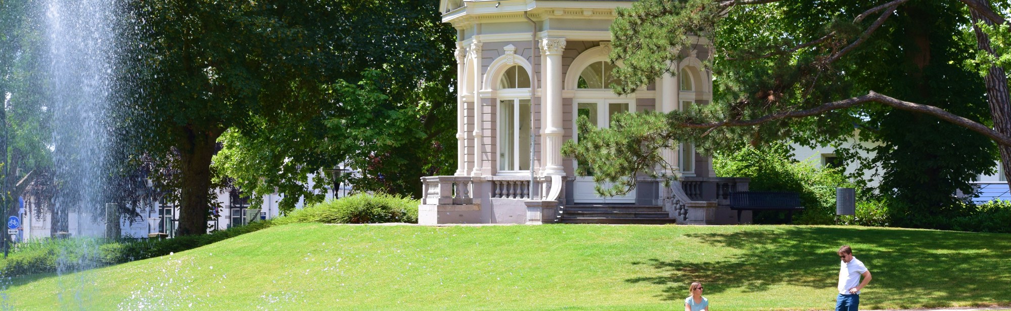 De gloriëtte met vijver in het proosdijpark in Meerssen